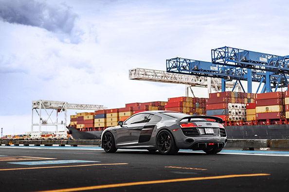 Schwarzer Audi parkt im Hamburger Hafen und ist bereit für die Verschiffung.